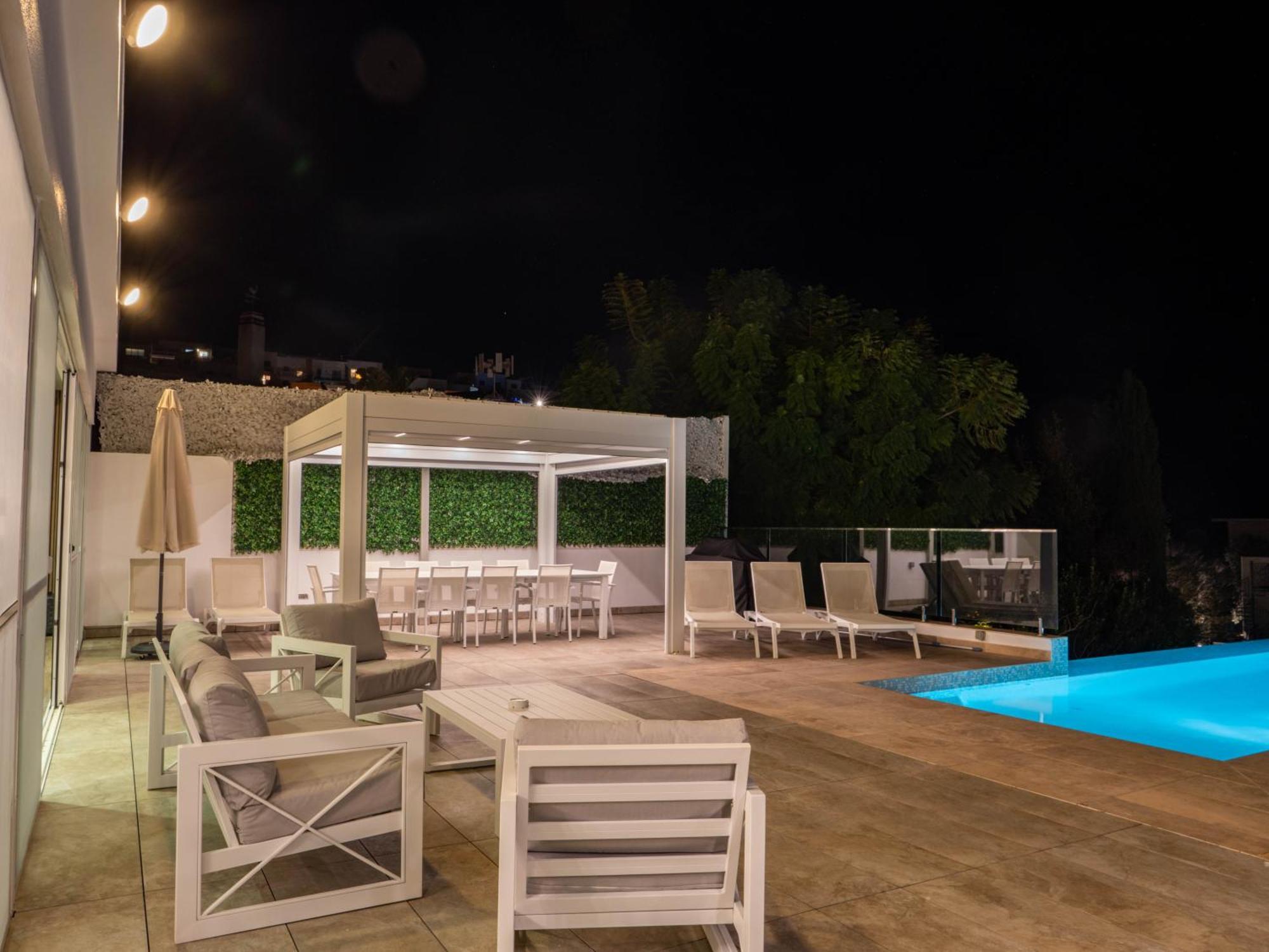 Villa Gaia - Sunset Views, Indoor Heated Pool, Sauna And Games Room เมลลิฮา ภายนอก รูปภาพ