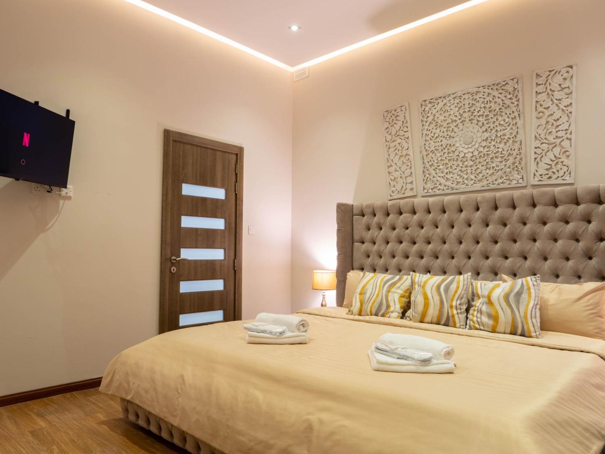Villa Gaia - Sunset Views, Indoor Heated Pool, Sauna And Games Room เมลลิฮา ภายนอก รูปภาพ