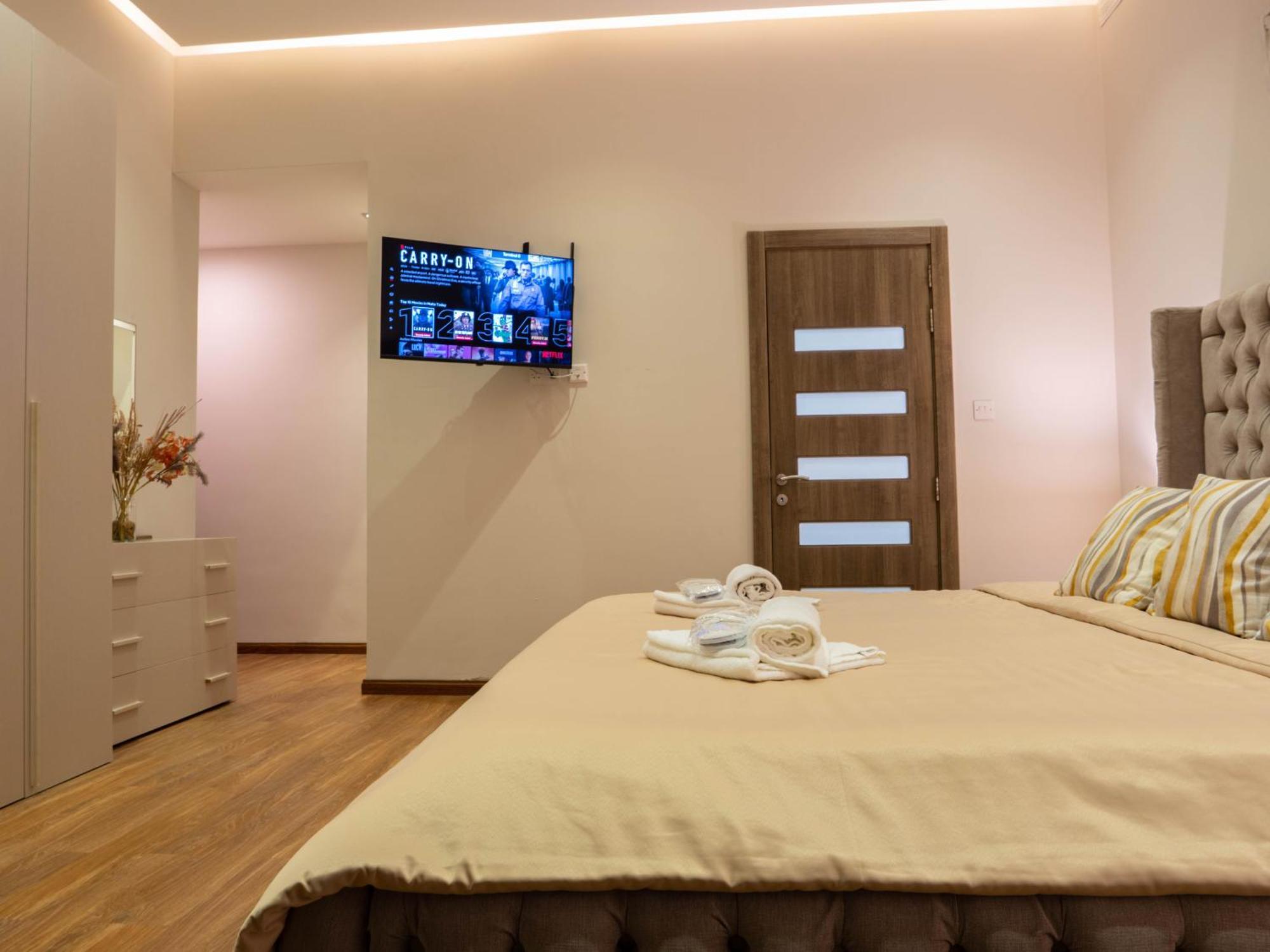 Villa Gaia - Sunset Views, Indoor Heated Pool, Sauna And Games Room เมลลิฮา ภายนอก รูปภาพ