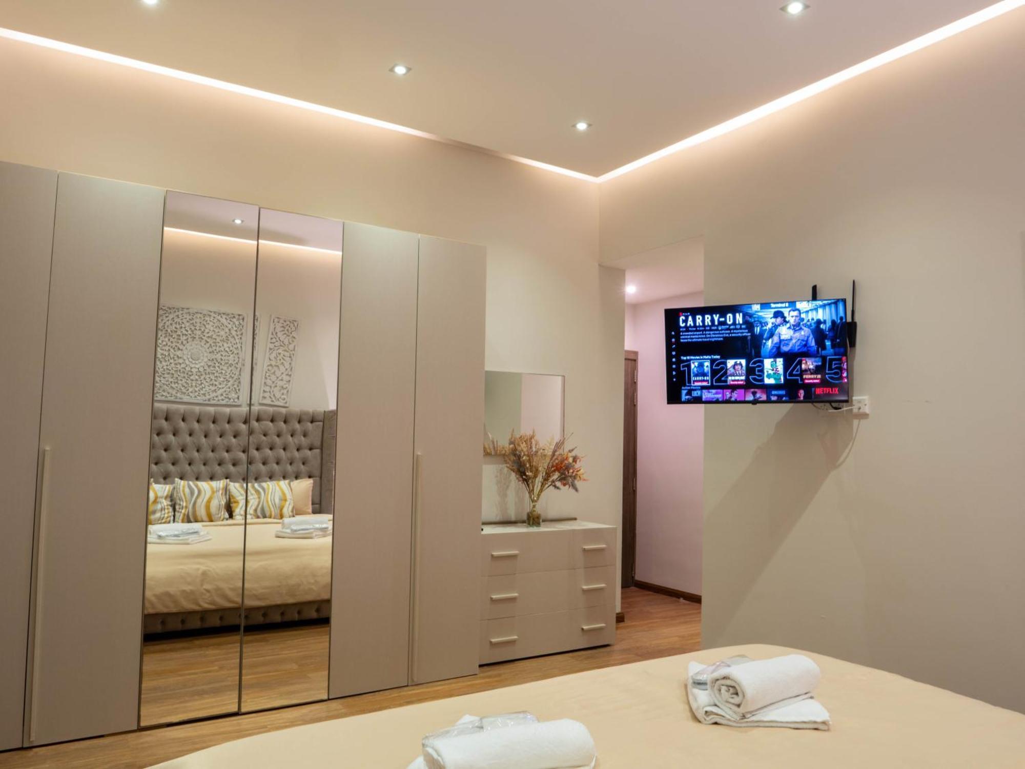 Villa Gaia - Sunset Views, Indoor Heated Pool, Sauna And Games Room เมลลิฮา ภายนอก รูปภาพ