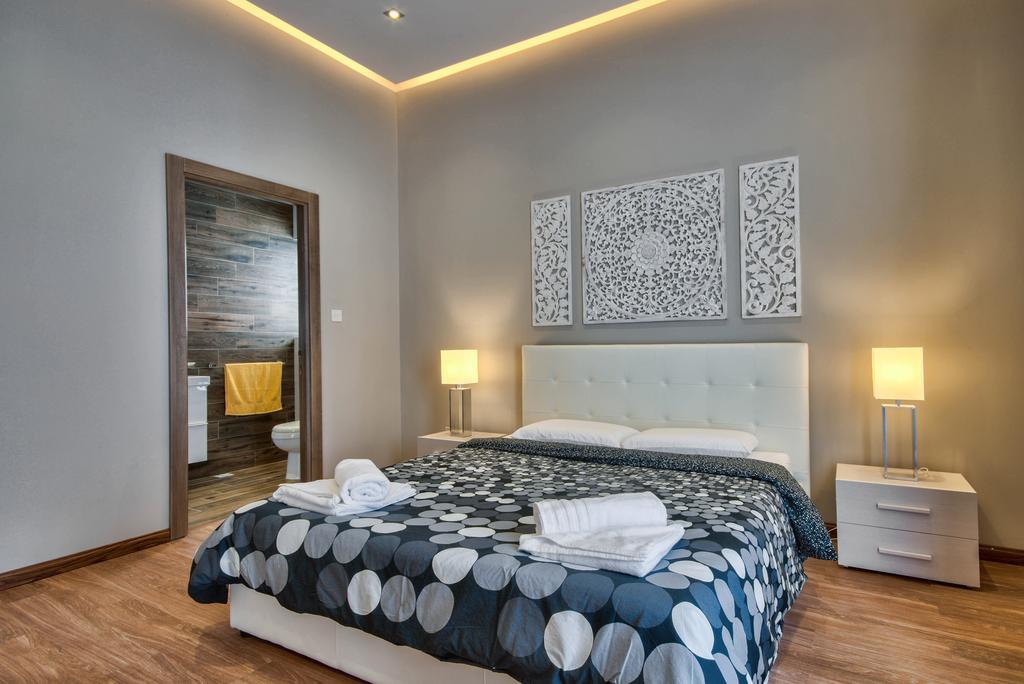 Villa Gaia - Sunset Views, Indoor Heated Pool, Sauna And Games Room เมลลิฮา ภายนอก รูปภาพ