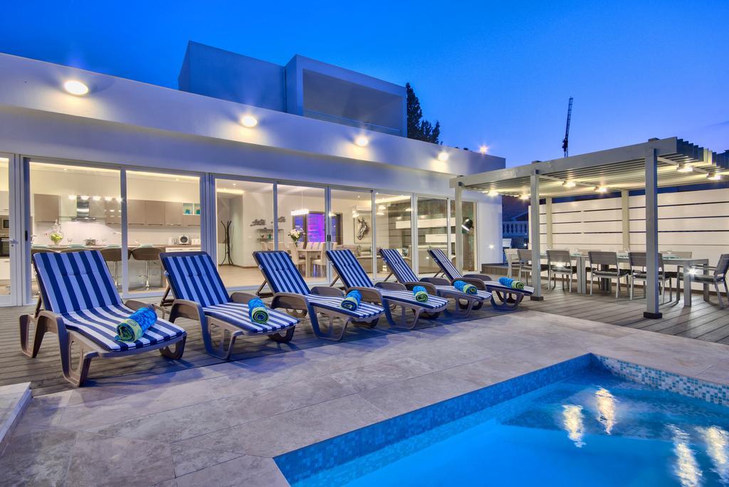 Villa Gaia - Sunset Views, Indoor Heated Pool, Sauna And Games Room เมลลิฮา ภายนอก รูปภาพ