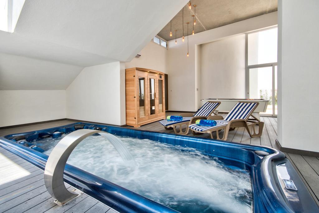 Villa Gaia - Sunset Views, Indoor Heated Pool, Sauna And Games Room เมลลิฮา ภายนอก รูปภาพ