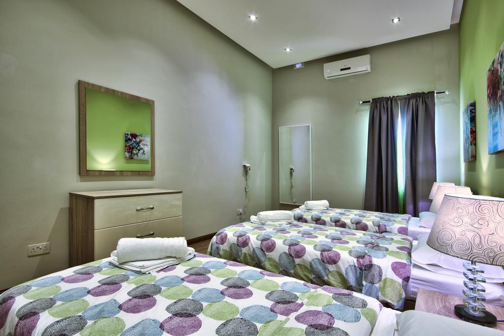 Villa Gaia - Sunset Views, Indoor Heated Pool, Sauna And Games Room เมลลิฮา ภายนอก รูปภาพ