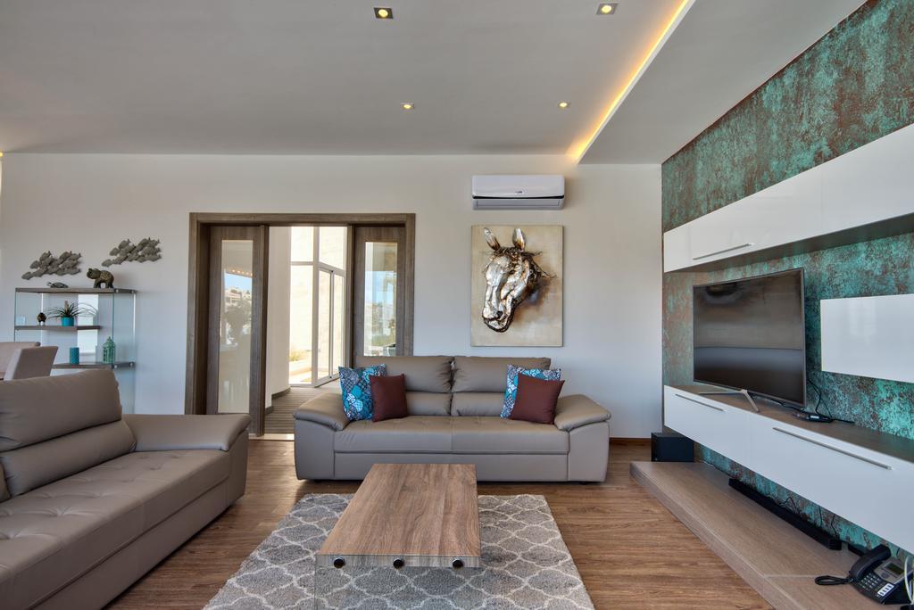Villa Gaia - Sunset Views, Indoor Heated Pool, Sauna And Games Room เมลลิฮา ภายนอก รูปภาพ