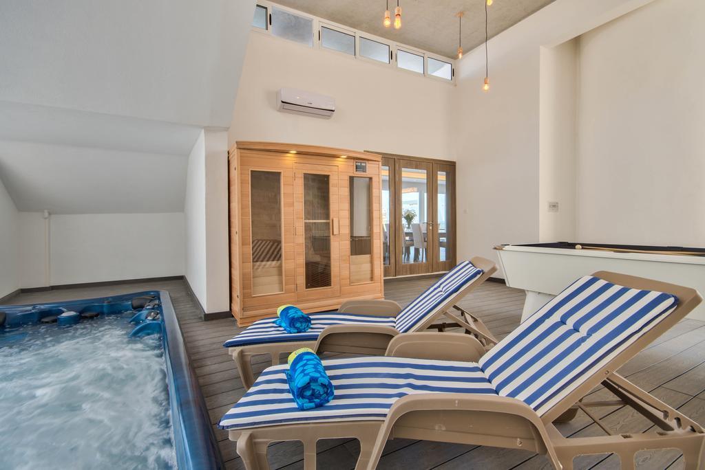 Villa Gaia - Sunset Views, Indoor Heated Pool, Sauna And Games Room เมลลิฮา ภายนอก รูปภาพ