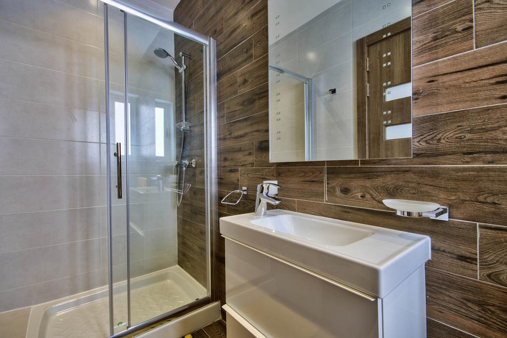 Villa Gaia - Sunset Views, Indoor Heated Pool, Sauna And Games Room เมลลิฮา ภายนอก รูปภาพ